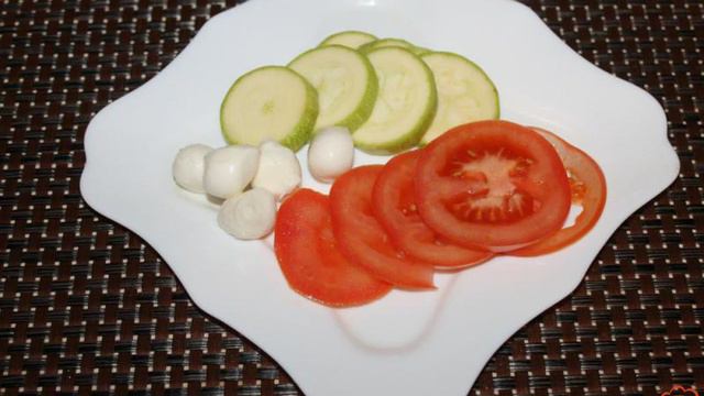 Закуска из помидора и кабачка под соусом из вяленых томатов