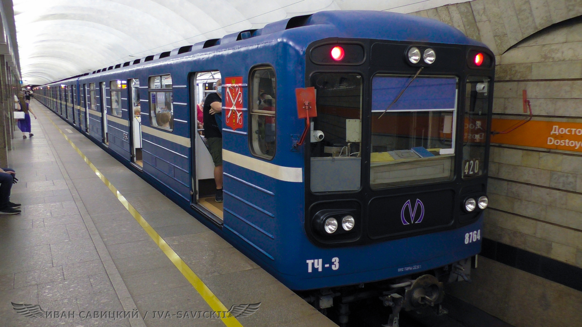 Поезда Метро на станции Горьковская-синяя линия метрополитена Петербурга