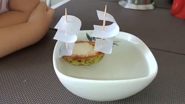 Двухмачтовый кораблик