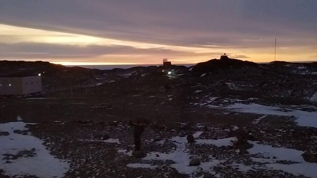 Восход и закат на антарктической станции Новолазаревская.