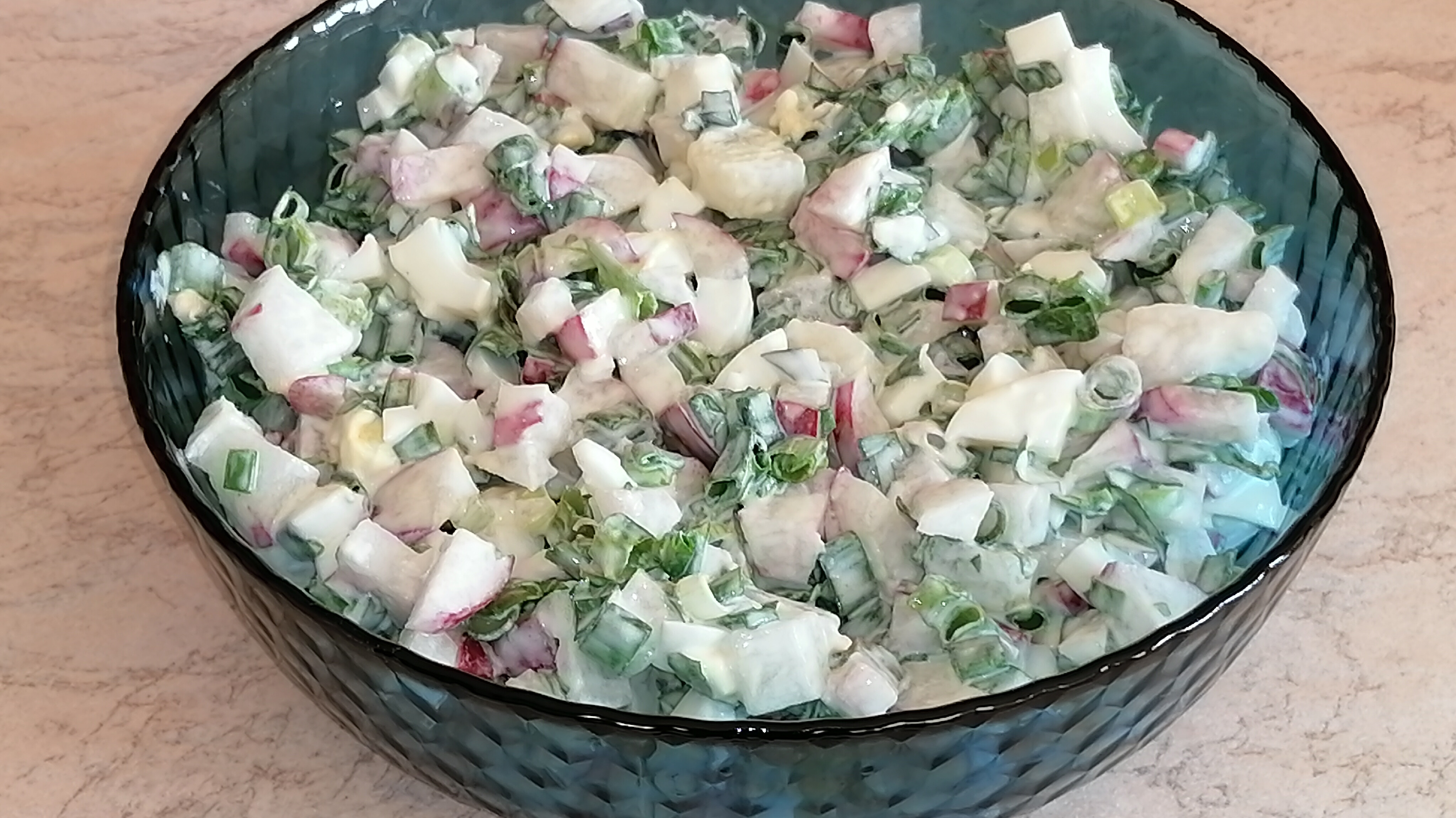 Салат из редиски с яйцом и зелёным луком