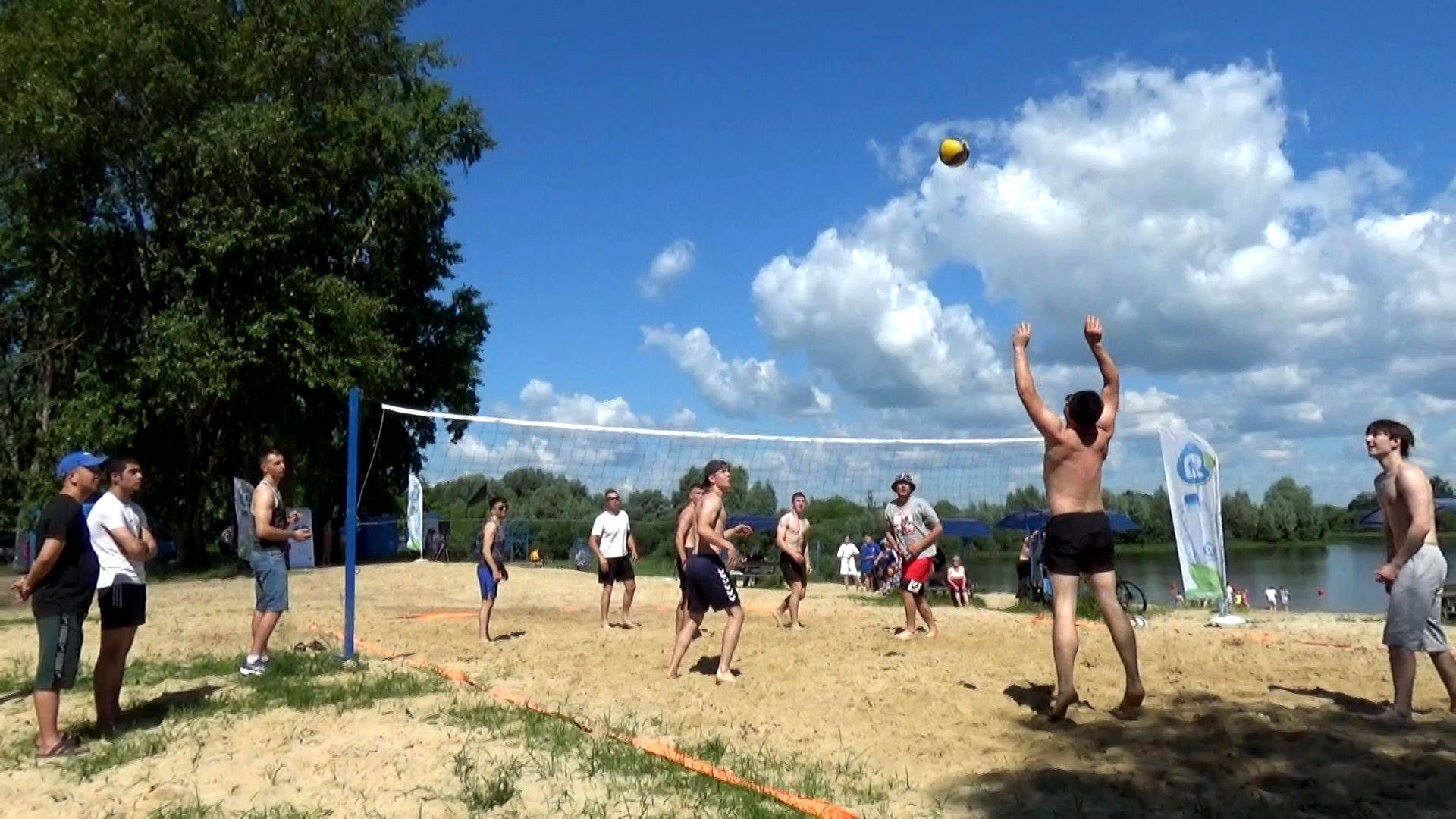 Пляжный фестиваль «Летнее притяжение» в городе Вязники - игра в пляжный волейбол