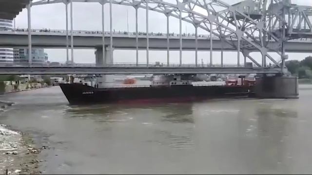 В Ростове-на-Дону сухогруз врезался в пролет железнодорожного моста. 🤦