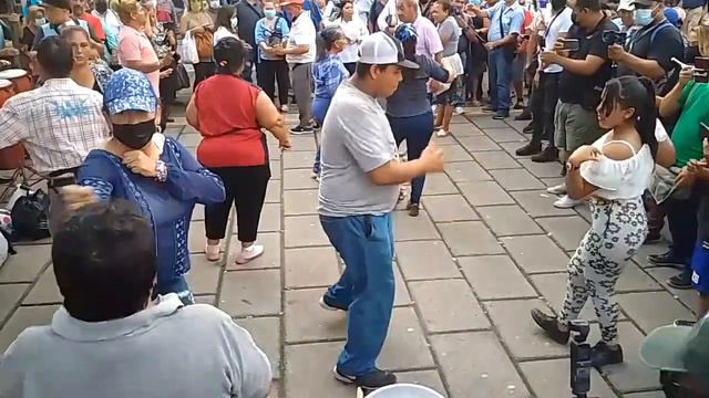 Estelita Que Viene De Cojutepeque Baila Con El Vendedor De Agua En La Plaza Libertad.