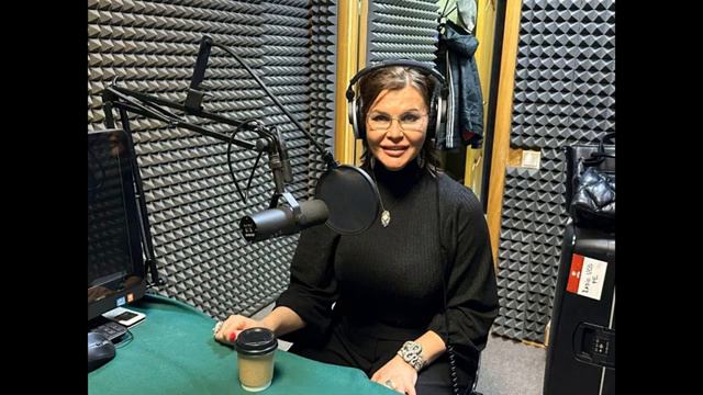 Светлана Фед популярная певица в программе Виктора Тартанова Звездная гостиная на радио ВОС