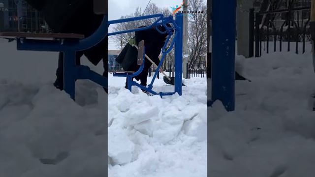 Дворец спорта 'Юбилейный' присоединился к субботнику по уборке снега