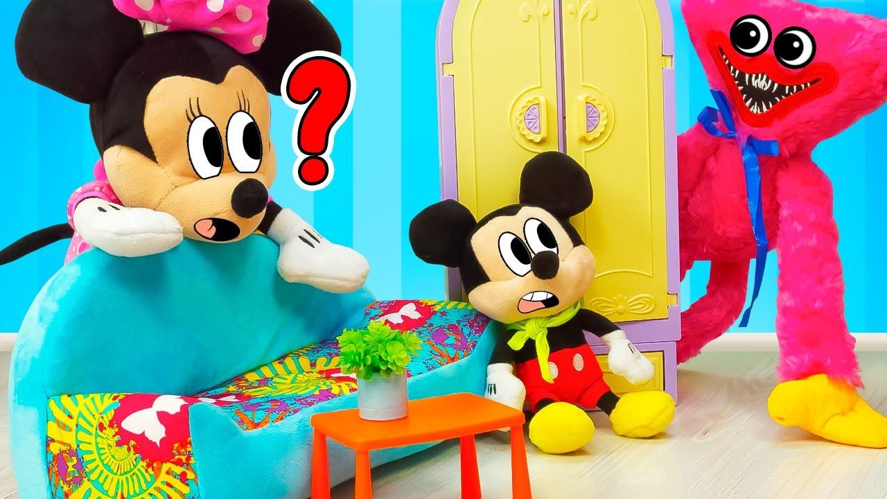 Маленький мышонок не боится Киси Миси!  Видео для детей про игрушки Микки Маус на русском языке