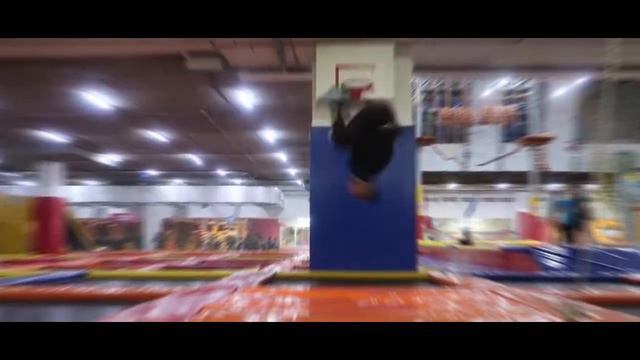 Игорь Войтенко делает сальто назад