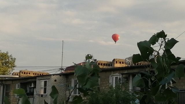 Воздушный шар в центре города