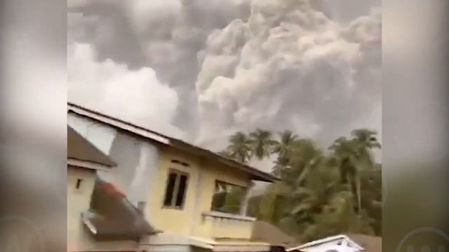 Сегодня самое ужасное извержение вулкана в Индонезии! Эвакуация населения, предупреждение о цунами
