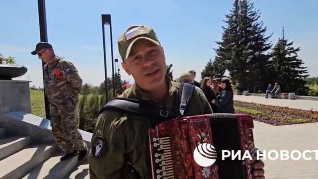 Автор хита "Триста тридцать три" Александр Ванюшкин приехал в Луганск, чтобы поздравить жителей горо