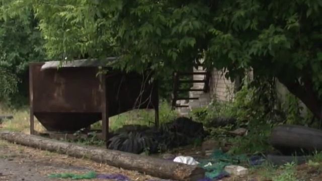 Мать держала двух дочерей в хлеву