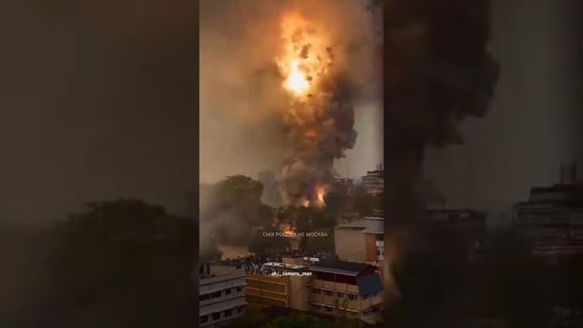Пожар на складе фейерверков в Индии собрал толпу зевак.
