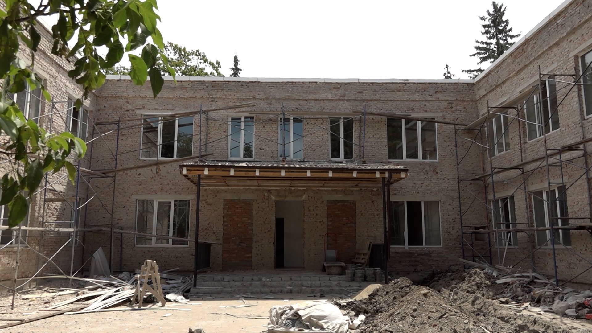 В Нальчике продолжается капитальный ремонт корпуса начальной школы второго лицея