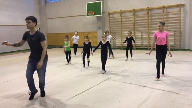 Танцевальный урок в художественной гимнастике