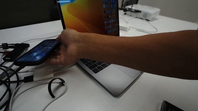 MacBook ProのUSB問題、タイプC分配器はなぜないのか？iPhone、iPadやその他の周辺機器の接続や充電どうしてますか？M2チップモデルの話です。