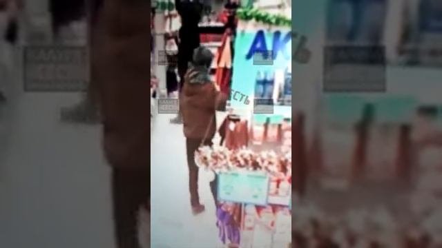 Нагло ворует прямо в центре Калуги в магазине КОЛГОТКИ