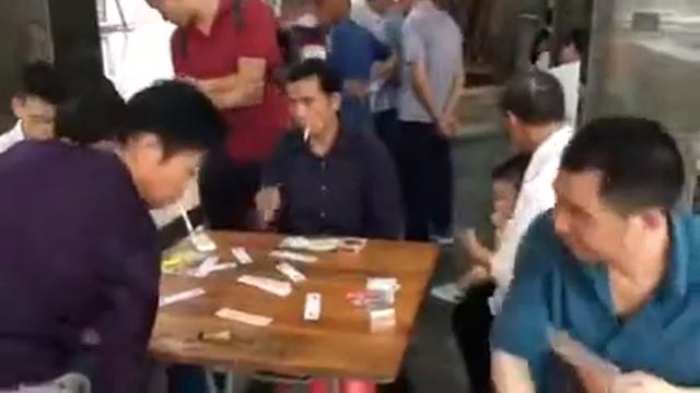 Китайцы играют в карты ♦️ на деньги