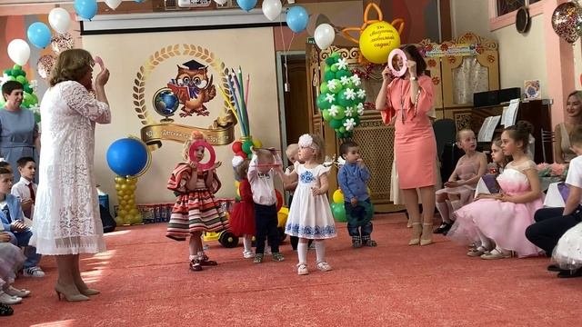 Малыши в гостях у выпускников. Танец с колечками. Группа  1 Лапушки