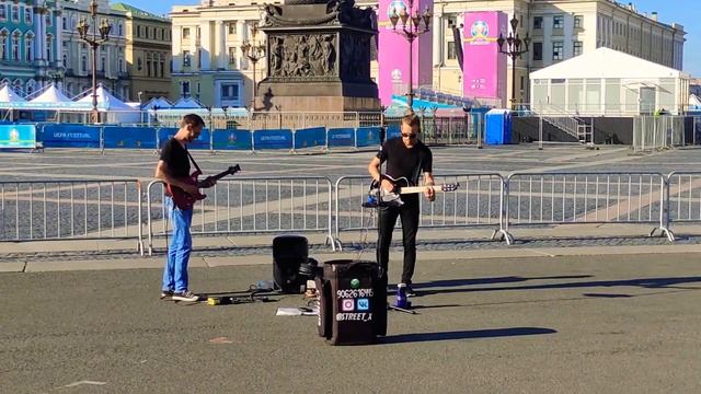 Кино - "Красно-желтые дни", на Дворцовой площади в Петербурге выступает музыкант Константин Колмако