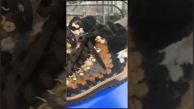 Гламурные ботинки. Себе бы купил, но смущает цена на вязаные изделия.