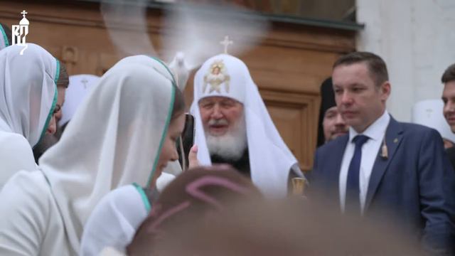 По древней традиции в праздник Благовещения Святейший Патриарх Кирилл выпустил в небо голубей (2024)