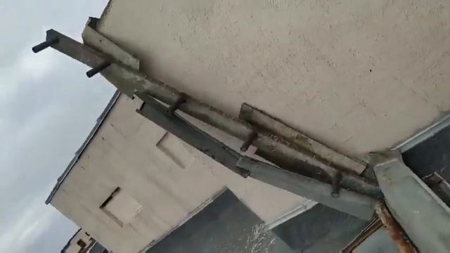 С крыши на авто упала балка