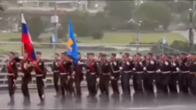 🪂 Русские десантники маршируют под проливным дождем