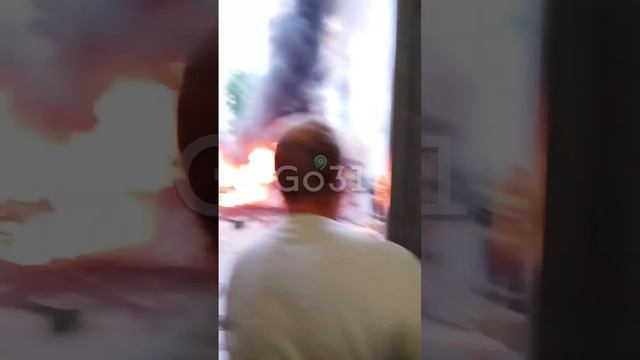 Первые минуты тушения горящих машин в Белгороде на Бульваре Юности