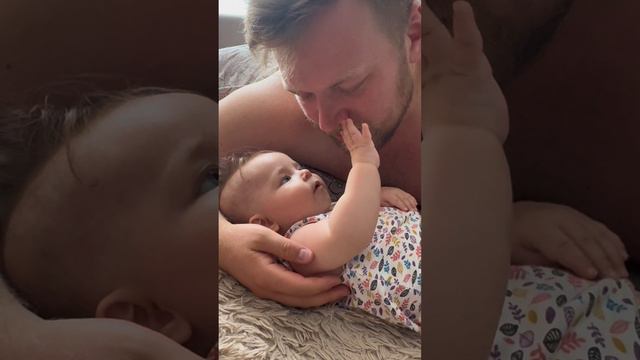 Учу дочку говорить ПАПА