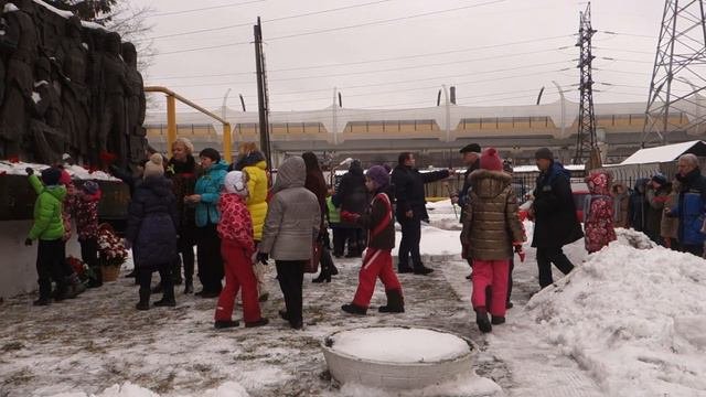 Возложение цветов к «Барельефу в честь погибших кировцев — жителей блокадного Ленинграда»