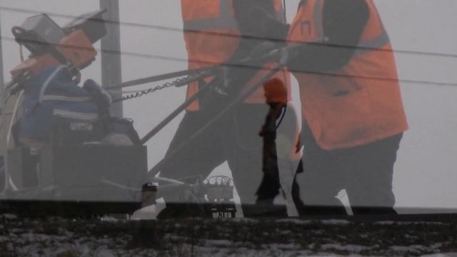 Рабочие на железной дороге.