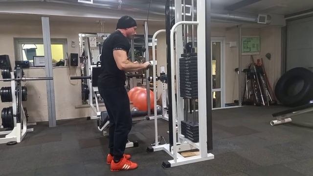 Подъём штанги одной рукой/трицепс в кроссовере