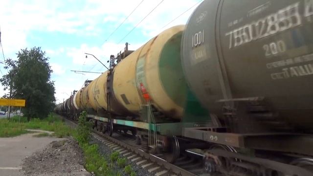 Тепловоз ЧМЭ3-2776 с наливными цистернами