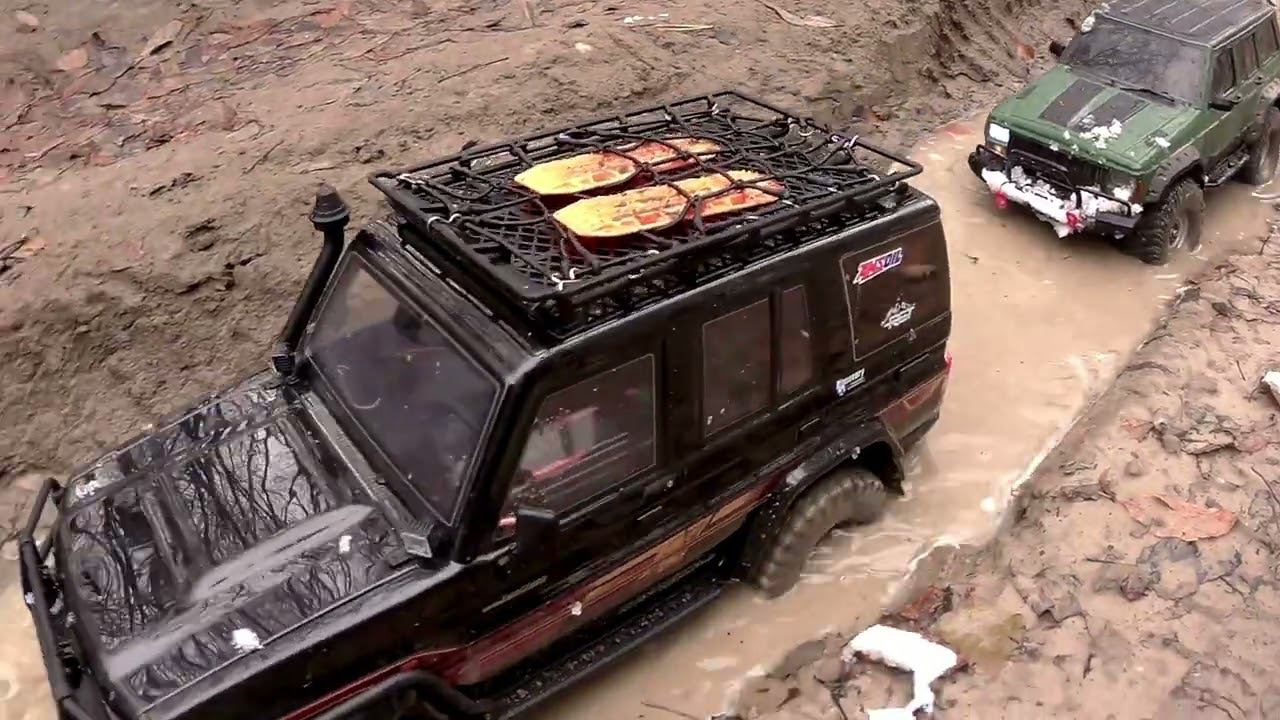 Jeep Cherokee and Land Cruiser 76 against autumn mud- Выезд после первого снега