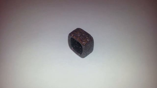 Широкое кольцо покрытое чёрным родием с камнями