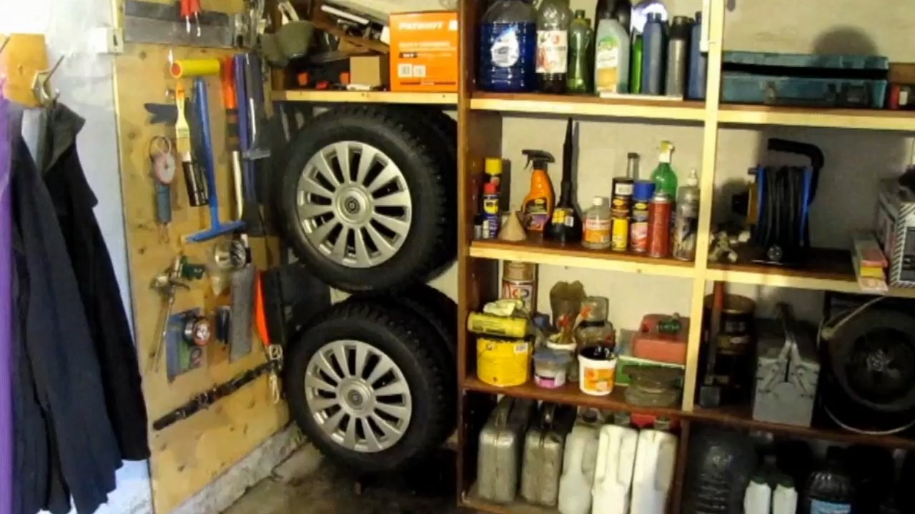 Обзор стойки для хранения колес в небольшом гараже или мастерской.