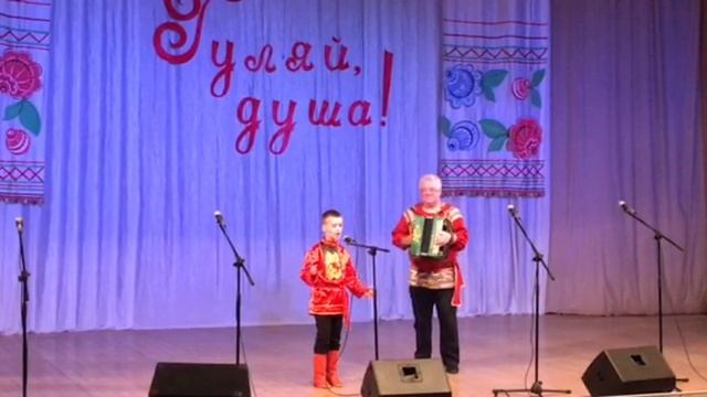 Николаев Александр 8 лет "Светит месяц"