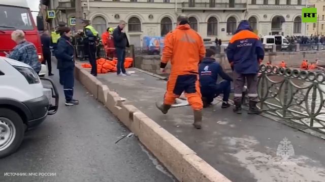 Момент падения автобуса в реку в Санкт-Петербурге