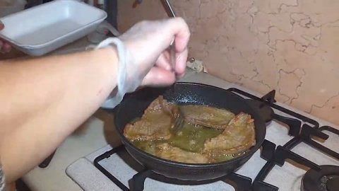 Вкусное мясо с грибами на сковороде.