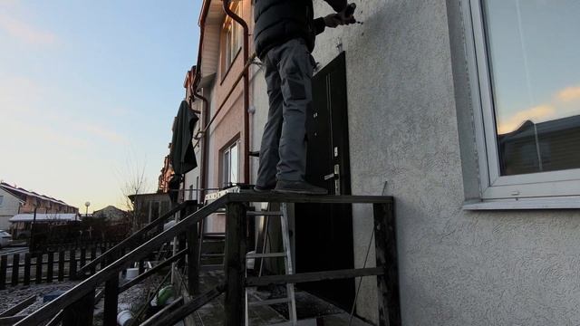 Повесил козырек