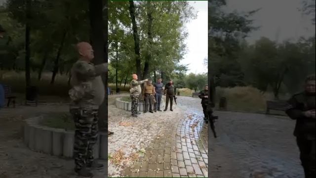 Донецк. Парк, кругом мины «Лепестки». Вячеслав Дацик с военными.
