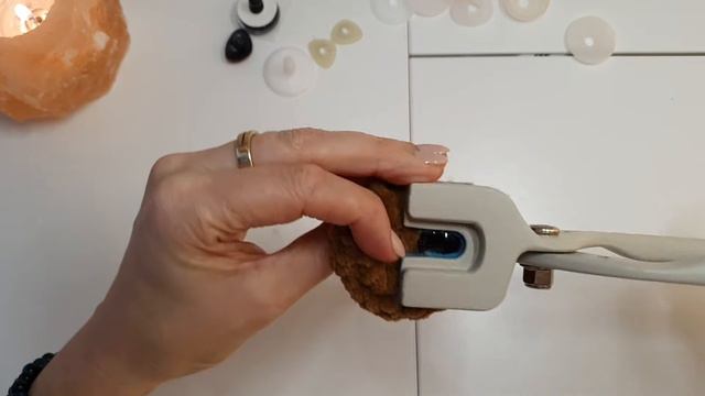 Как и чем закрепить глаза вязаной игрушке!