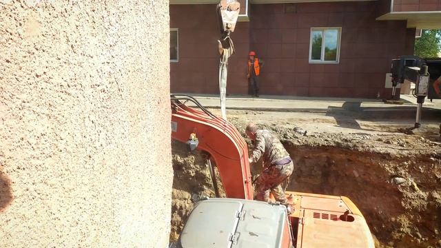 Первое занятие в автошколе на СЕ. На работе продолжают рыть. Укладываю асфальтовую срезку.