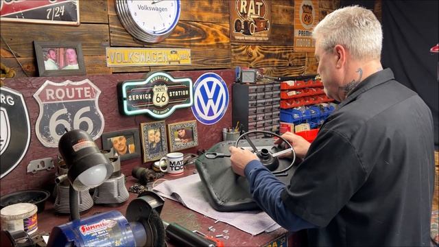 Mechanics Rolling Garage Stool - Unbox - Assemble - Review - Tool Shelf - VW Beetle DIY Vides