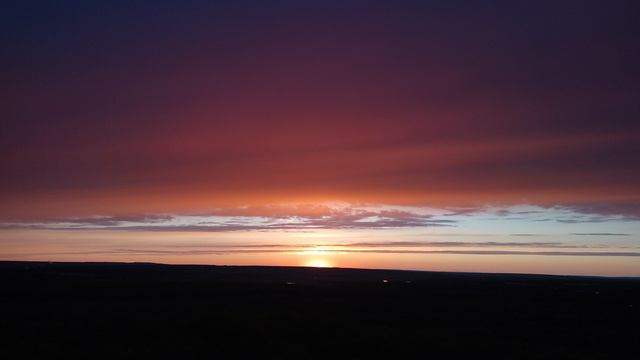 красивый закат солнца вид с высоты 12 мая 2024 город уфа башкирия. видео 4 к 2160 р