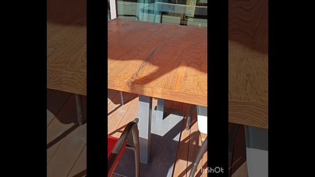 Мебельщик под столом. Чайхана "Анор-Анор"