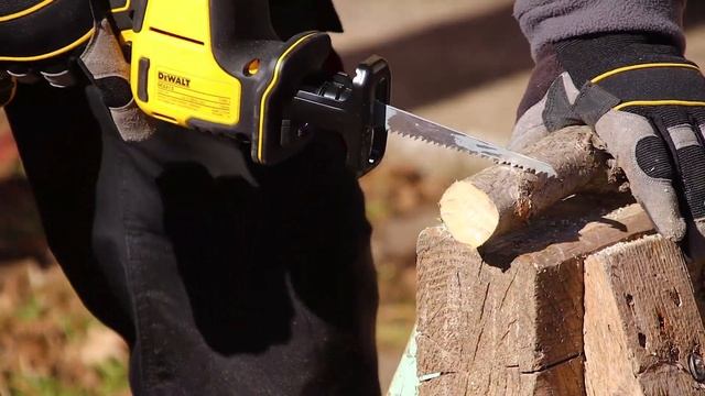 Fierastrau sabie "de buzunar" cu acumulator DeWalt DCS312N. De mare ajutor in gradina.