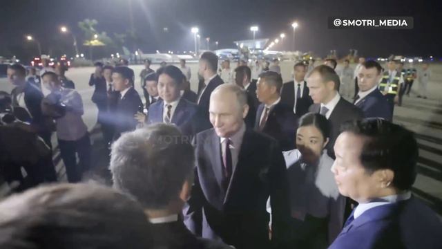 Самолёт Владимира Путина приземлился в аэропорту Ханоя