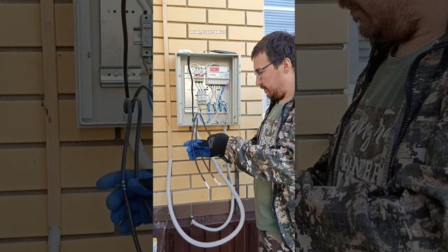 Опрессовка СИПа наконечниками НШАЛ в вводном электрощите под напряжением.